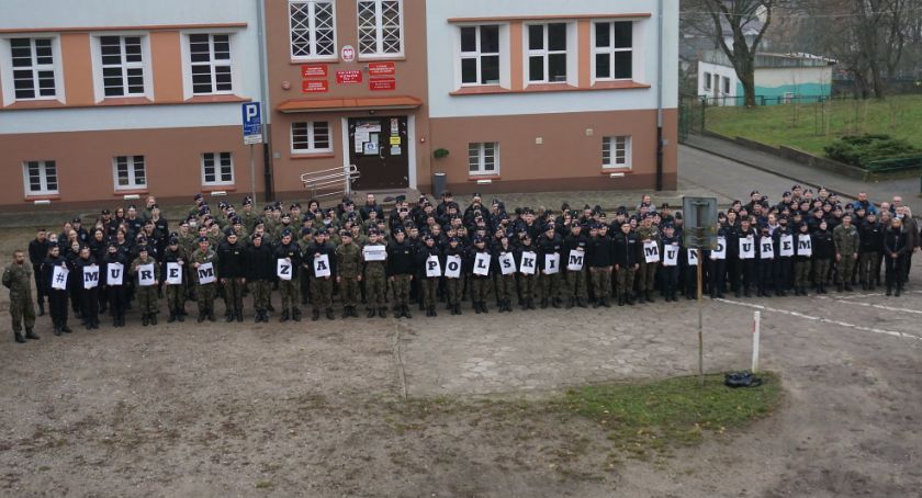 Uczniowie #MuremZaPolskimMundurem / fot. FB - ZS nr 7