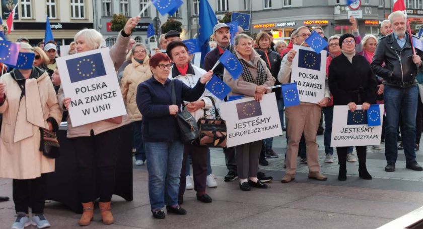 Manifestacja przeciwko „Polexitowi”: Mieszkaniec zadaje pytania, nie dostaje odpowiedzi