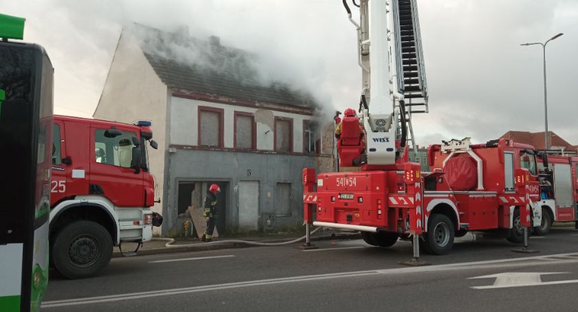 Pożar w centrum Szczecinka. W ogniu pustostan na ul. Lipowej