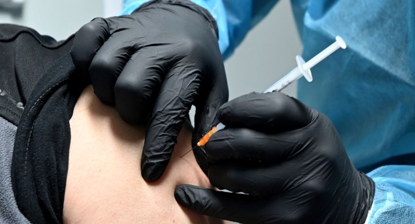 Nowe obostrzenia zachęcą do szczepień przeciwko Covid-19?/PAP