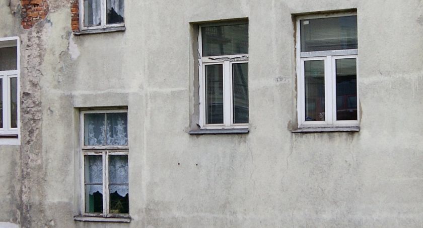 Mieszka z chorą matką i dwójką dzieci, ledwo wiąże koniec z końcem. Mieszkanie jej się nie należy