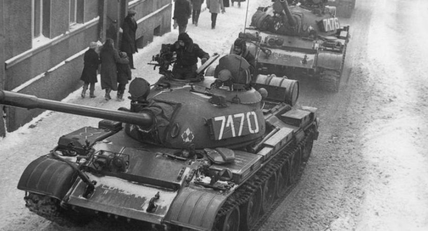 Stan wojenny. Czołgi t55 na ulicach Zbąszynia / J. Żołnierkiewicz