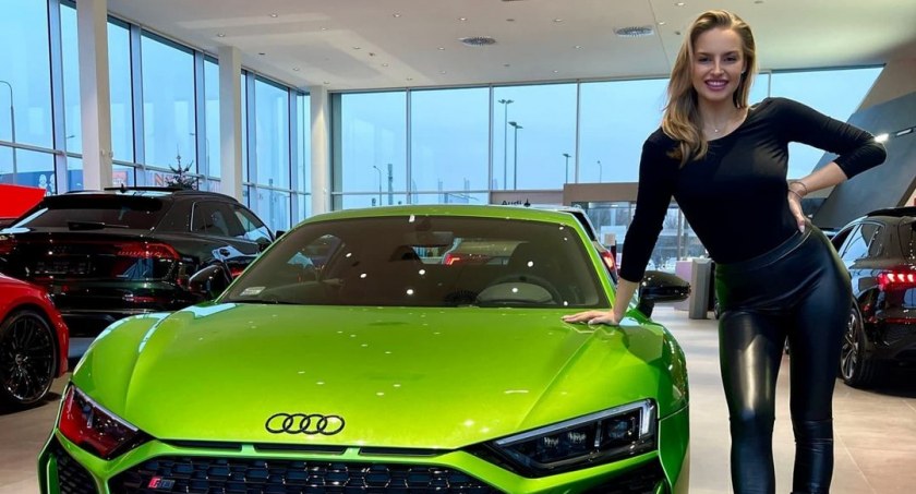 Wow, co za wóz! Karolina Pisarek kupiła auto warte milion złotych! / fot. Instagram