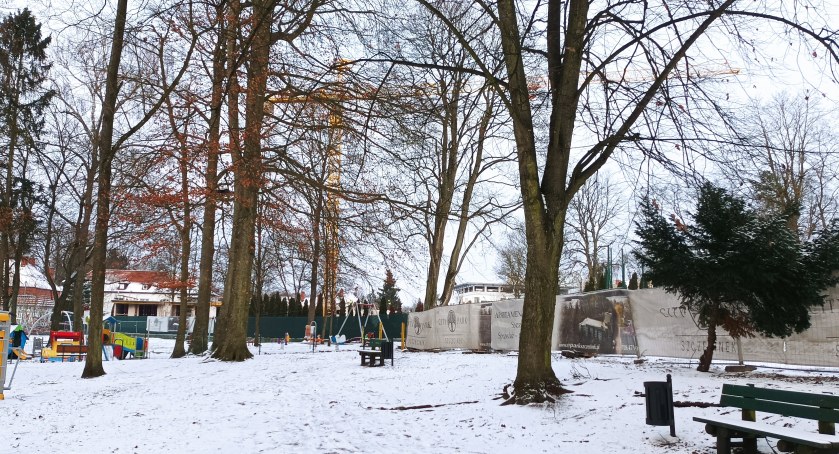Wielki blok w parku. Gdzie zaparkuje 400 samochodów?