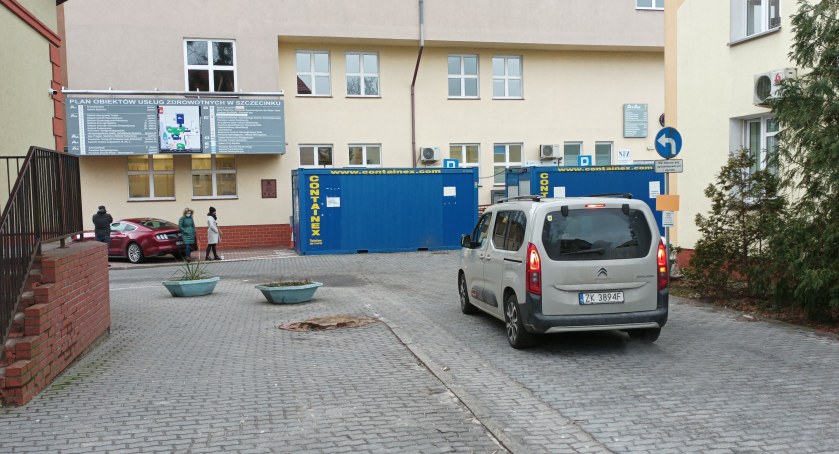 Kontenery przy szpitalu w Szczecinku. W nich pobiera się wymazy do testów PCR