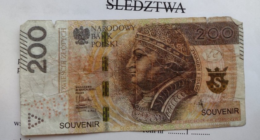 Zapłacił za zakupy... banknotem prezentowym. Grozi mu 8 lat więzienia / fot. KPP Szczecinek