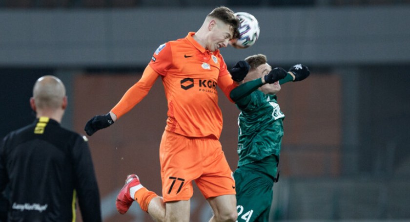 Mateusz Bartolewski na dłużej w Zagłębiu Lubin. Jego kontrakt został przedłużony / fot. Zagłębie Lubin