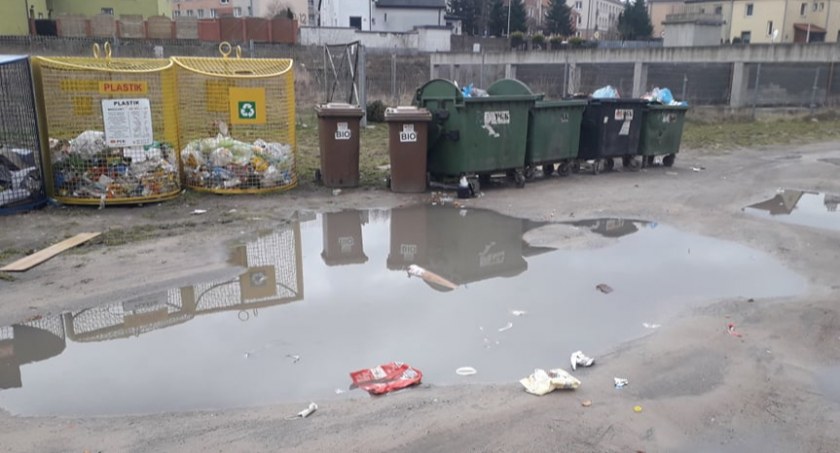 Mieszkanka prosi o zajęcie się podwórkiem. „Mieszkańcy boją się wyjść wieczorem