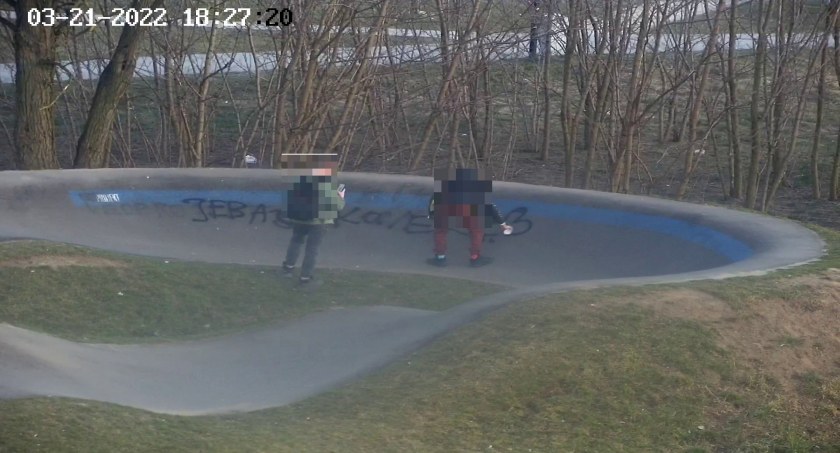 Namalowali wulgaryzmy w skateparku. Wszystko nagrała kamera