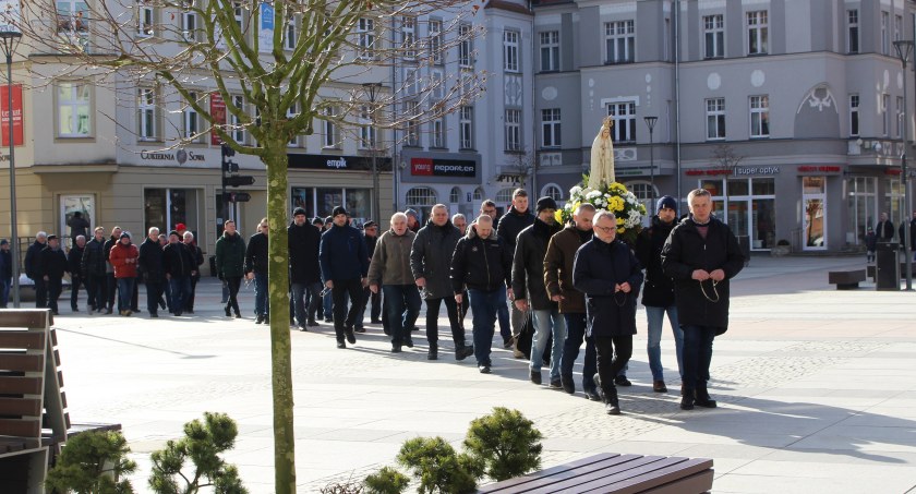 Męski różaniec na placu Wolności w Szczecinku, luty 2022