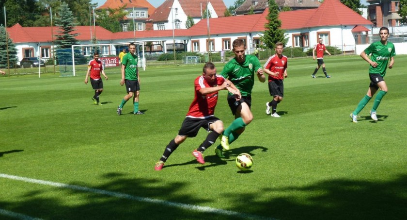 Rok 2015 - ostatni ligowy mecz Darzboru w Szczecinku (z Dębem 1-1) / fot. archiwum Tematu