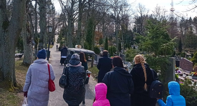 „Kiedy doświadczamy cierpienia, trudno uwierzyć Bogu”. W Szczecinku pochowano 12 dzieci