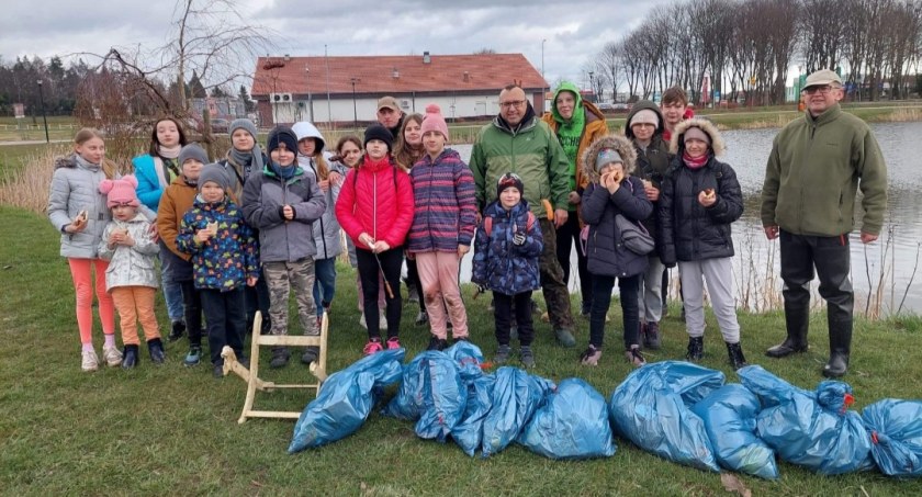 Worki śmieci i ogromny glonojad. Posprzątali jeziorko na ul. Kopernika