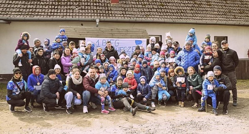 Niebieski bieg „Mróweczek”. Dzieci i rodzice z Krasnoludka solidarni z osobami z autyzmem