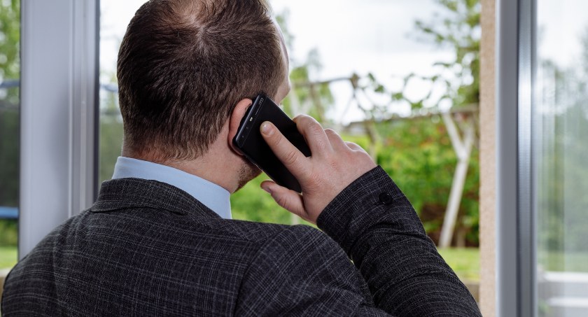 Radny chyłkiem przemyka ulicami? Dopadnij go telefonicznie