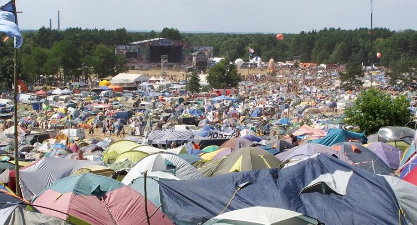 Pol’and’Rock Festival. Zaniepokojony mieszkaniec Szczecinka pyta o drogi, pociągi, WC na dworcu i alkohol