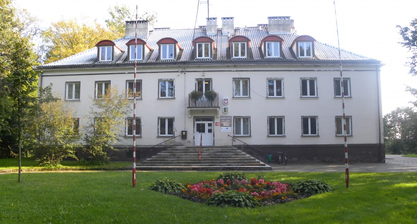 Urząd Gminy Grzmiąca. Fot: Boroboro2 / Wikipedia / CC