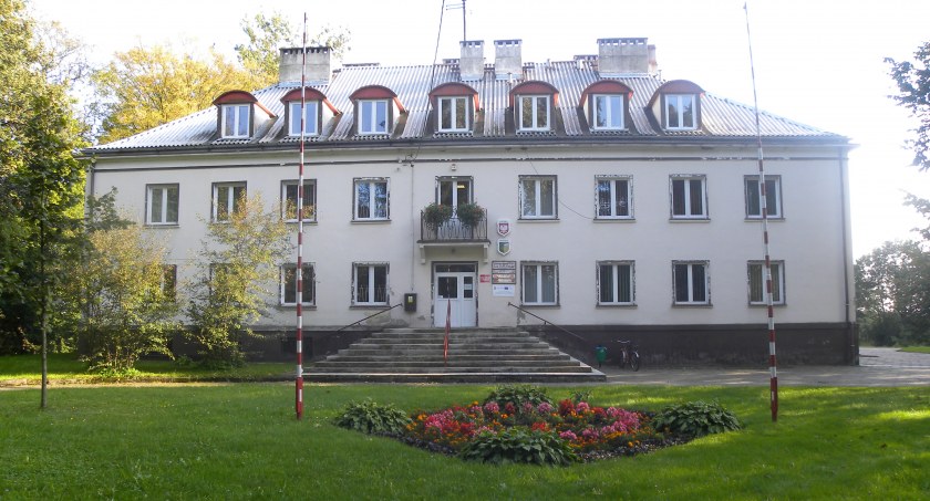 Urząd Gminy Grzmiąca. Fot: Boroboro2 / Wikipedia / CC
