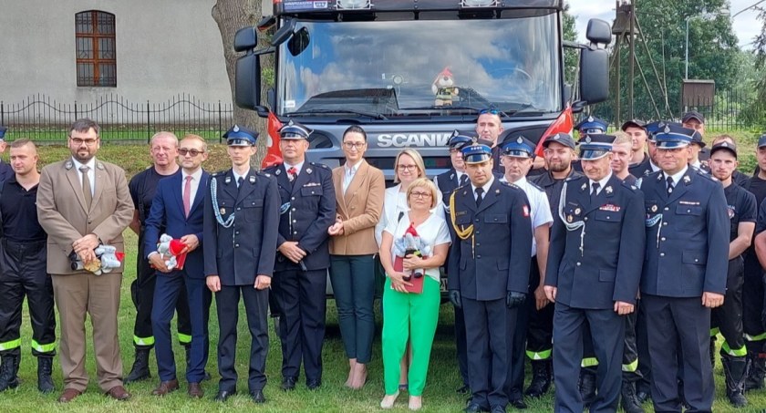 Zdjęcie: Druhowie z OSP Krosino otrzymali wóz ratowniczo-gaśniczy
