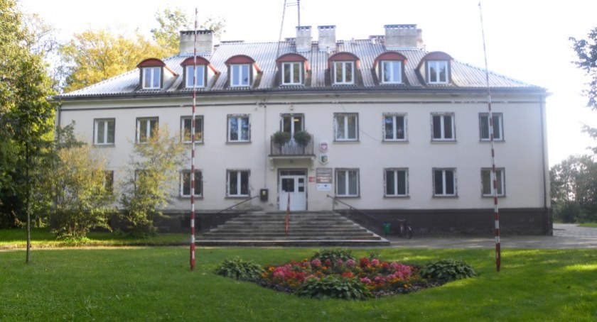 Urząd Gminy Grzmiąca. Fot: Boroboro2 / Wikipedia / CC