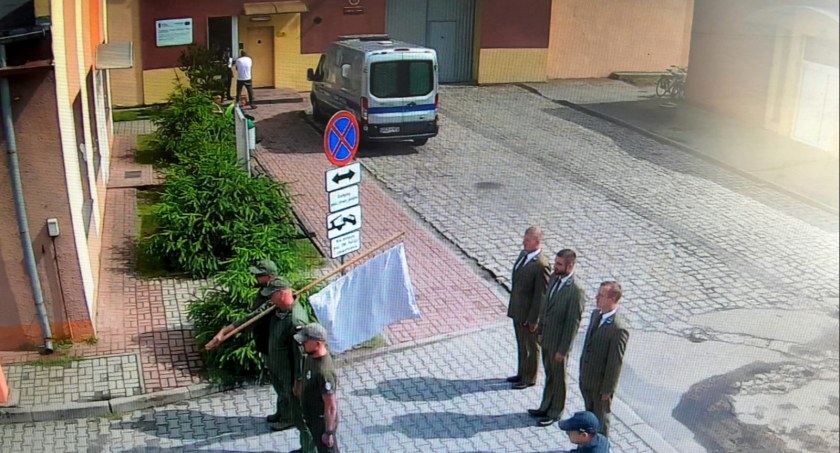 Zdjęcie: Leśnicy postanowili podszkolić się z musztry, by godnie reprezentować Regionalną Dyrekcję Lasów Państwowych w Szczecinku na różnych uroczystościach. W tym celu zwrócili się o pomoc do zaprzyjaźnionej Służby Więziennej.
