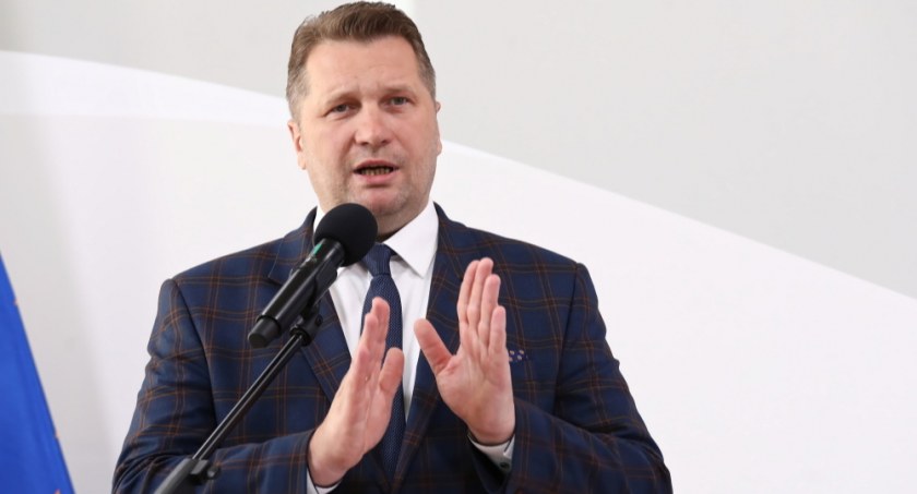 Nauczyciele nie muszą korzystać z podręcznika do HIT