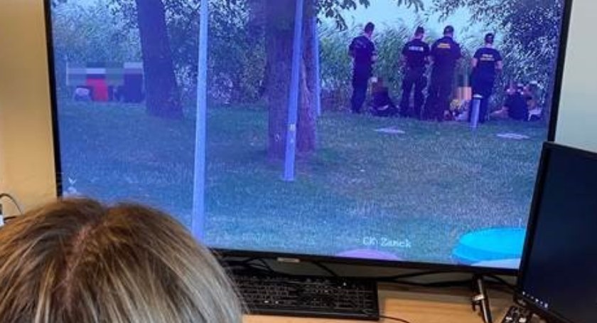 Przy pomoście nastolatki piły alkohol. Butelki wyrzucały do wody