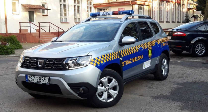 zdjęcie: Dacia duster, samochód Straży Miejskiej w Bornem Sulinowie