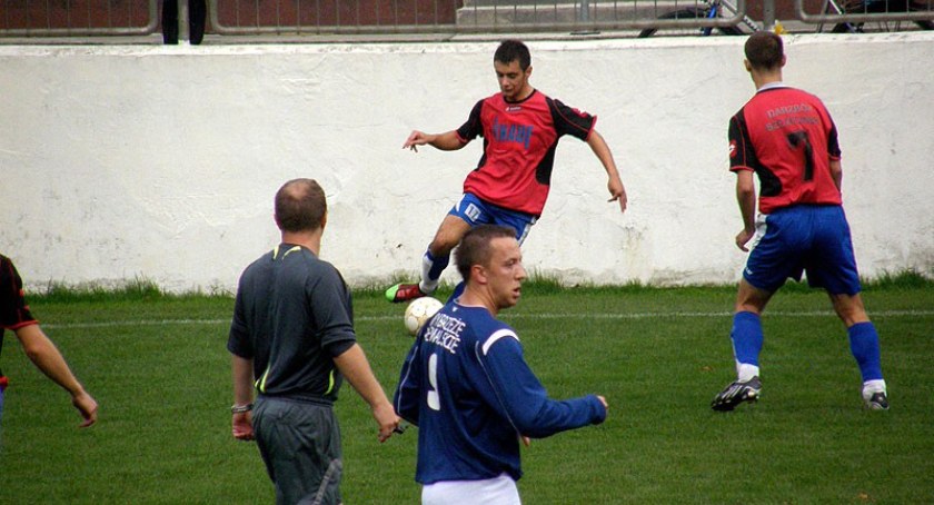 Zdjęcie: Mecz z 26 września 2010 roku. Darzbór ograł rywali 4-1, przy piłce Adam Jabłoński / fot. achiwum Tematu