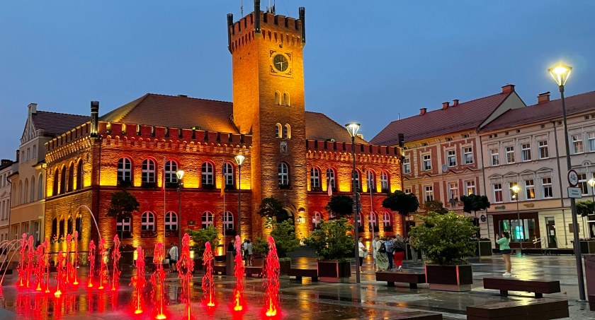 Zdjęcie: Podświetlony ratusz w Szczecinku / fot. P. Witczuk