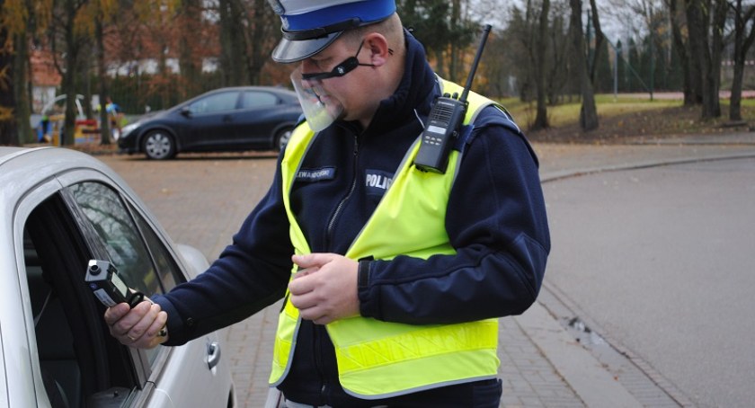 zdjęcie: Policjant kontroluje kierowcę z użyciem alkomatu / KPP Szczecinek