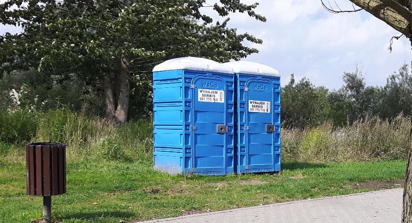 Zdjęcie: Przewrócili WC, wyrwali lampę, zniszczyli znaki drogowe i pylon