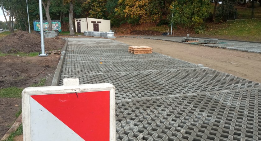 zdjęcie: budowa parkingu przy cmentarzu w Szczecinku, październik 2022