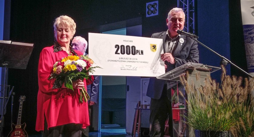 Zdjęcie: 21 lat Uniwersytetu Trzeciego Wieku w Szczecinku. Burmistrz Rak: Życzę kolejnych rocznic