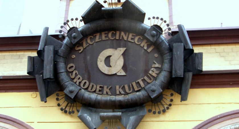 zdjęcie: Metaloplastyka autorstwa Wiesława Adamskiego przez lata zdobiła budynek Szczecineckiego Ośrodka Kultury. Na czas remontu do renowacji zabrał ją sam artysta. Niestety, nie wróciła na miejsce