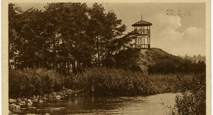 Zdjęcie: Kopiec z altanką przy jeziorze Trzesiecko, rok 1926. / Archiwum Muzeum Regionalnego w Szczecinku