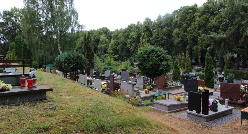 zdjęcie: groby na Cmentarzu Komunalnym w Szczecinku