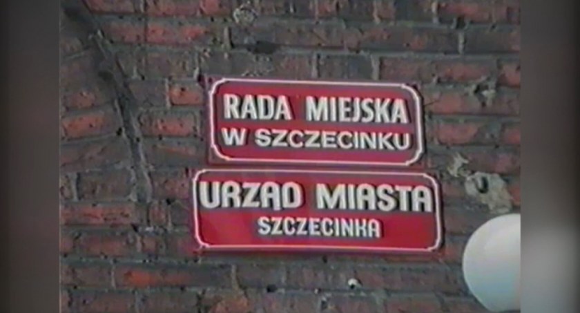Zdjęcie: Urząd Miasta Szczecinka w lutym 1994 / fot. TV Zachód