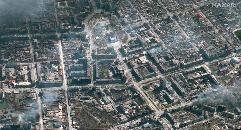 Zdjęcie: Mariupol obecnie jest gruzowiskiem / fot. satelita MAXAR