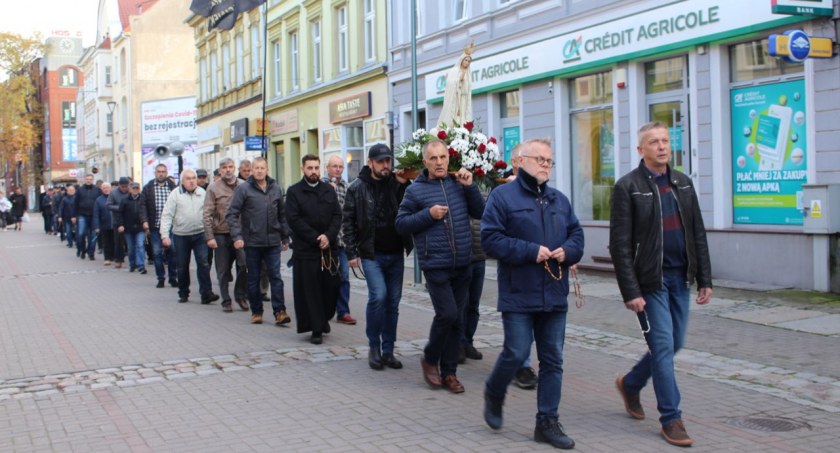 zdjęcie: Listopadowe męski różaniec na ulicach Szczecinka
