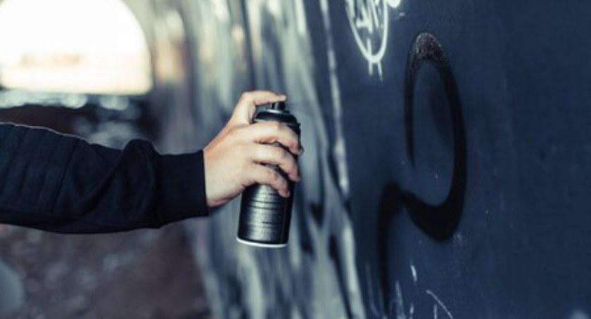 Zdjęcie: Jeden mazał po ścianie, drugi pociął stół nożem