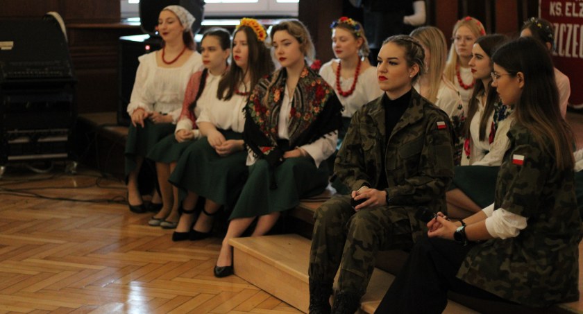 Zdjęcie: Chór I LO - Crescendo podczas obchodów Święta Niepodległości
