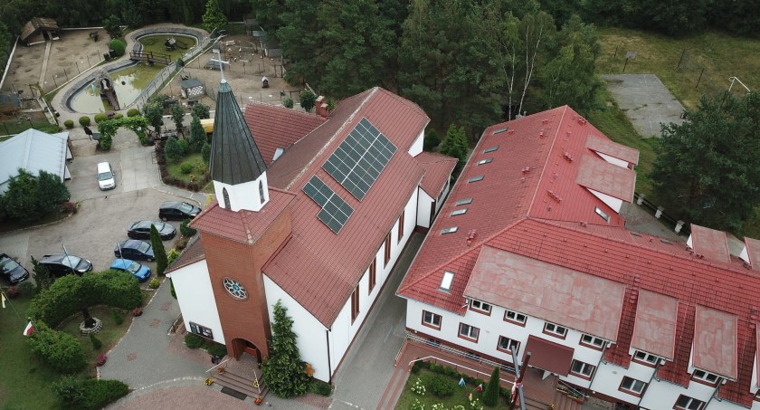 zdjęcie: Panele fotowoltaiczne na dachu Hospicjum w Szczecinku / fot. R. Wronowski