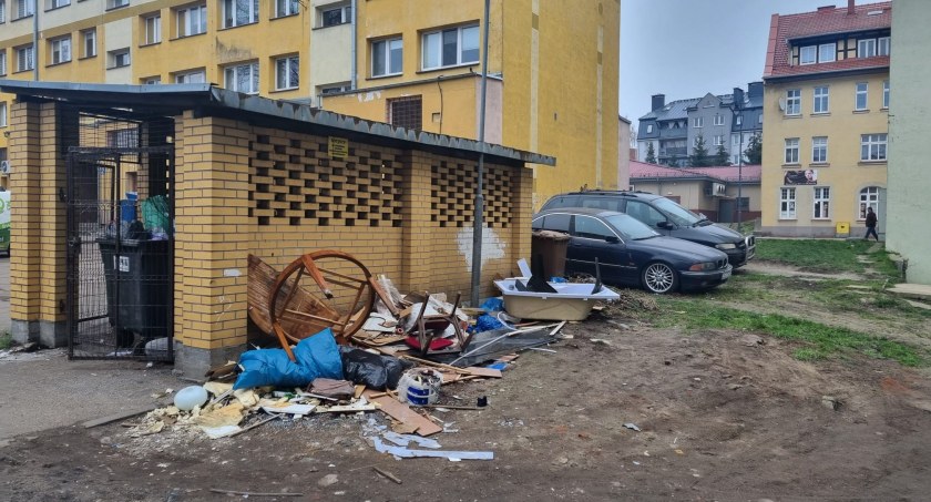 zdjęcie: Śmietnik przy ul. Wyszyńskiego