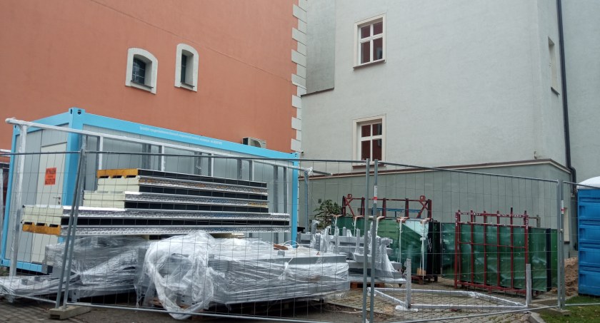 zdjęcie: Budowa przeszklonej windy przy siedzibie RDLP w Szczecinku