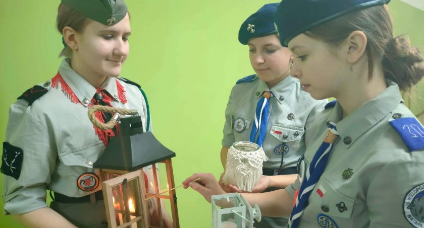 Zdjęcie: Betlejemskie Światło Pokoju trafiło do harcerzy w Szczecinku