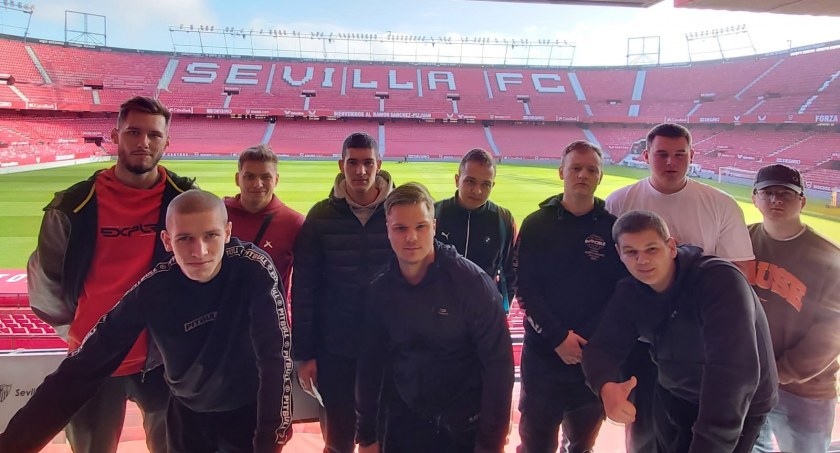 Zdjęcie: Uczniowie na stadionie Estadio Ramón Sánchez Pizjuán / fot. FB - ZST