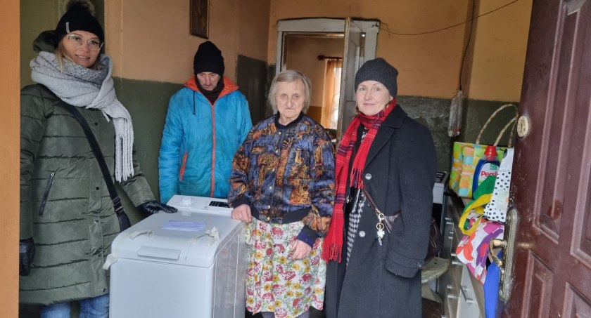 Zdjęcie: Anioł mieszka w Bornem Sulinowie. 80 świątecznych paczek trafiło do seniorów