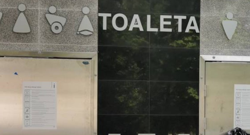 Zdjęcie: Bezdomny mężczyzna zamknął się w publicznej toalecie / fot. archiwum Tematu