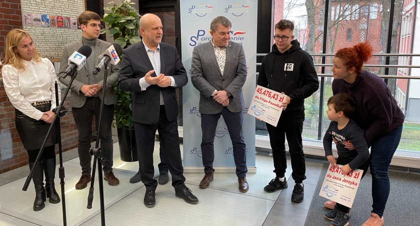 Zdjęcie: Odbyło się symboliczne wręczenie czeków dla Filipa i Jasia